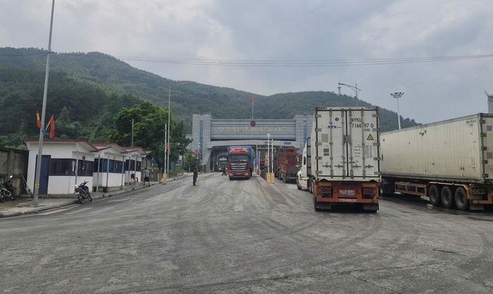 Phương tiện vận chuyển hàng hóa xuất, nhập khẩu qua cửa khẩu Chi Ma.