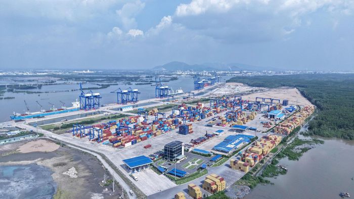Những cảng biển khu vực phía Đông chờ đón dòng hàng hoá từ miền Tây.