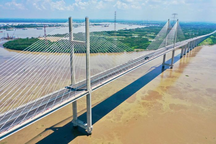 Những cây cầu, con đường đã nối đôi bờ đưa hàng hoá di chuyển nhanh hơn từ hai miền.
