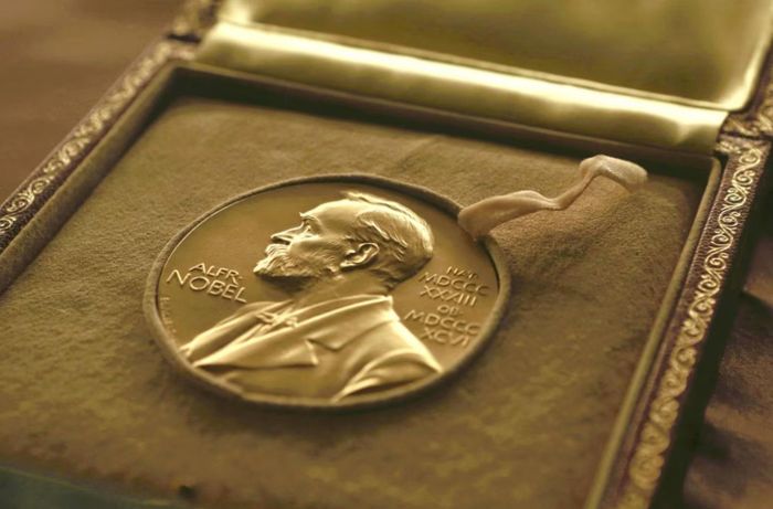 Nobel Văn học 2026 sẽ được Viện Hàn lâm Thụy Điển công bố vào ngày 8/10 và lễ trao giải sẽ diễn ra vào ngày 10/12 ở Thụy Điển. Người chiến thắng có thể nhận giải thưởng danh giá trị giá 12 triệu kronor Thụy Điển (khoảng 1,2 triệu USD). (Ảnh: AP).