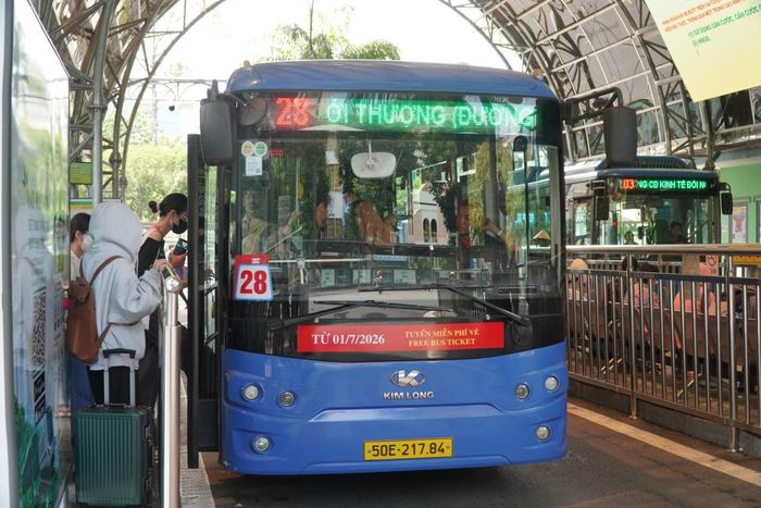 Hành khách đi xe buýt miễn phí phải xác thực lượt sử dụng từ 1/10.