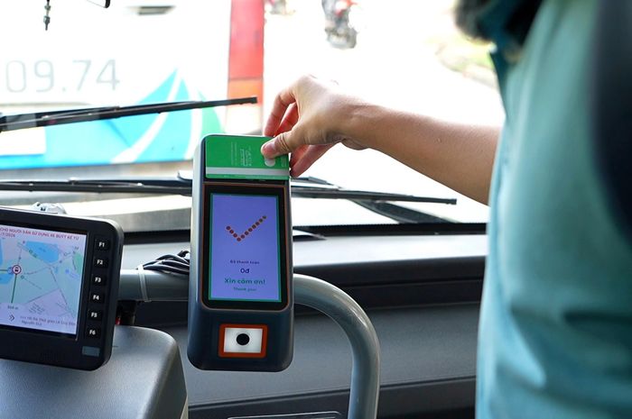 Hành khách đi xe buýt miễn phí tại xác thực lượt sử dụng nhanh chóng.