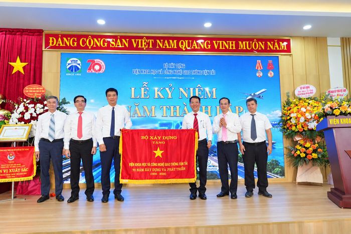 Thứ trưởng Phạm Minh Hà thay mặt lãnh Bộ Xây dựng tặng bức trướng cho Viện Khoa học và Công nghệ GTVT nhân dịp 70 năm ngày thành lập.