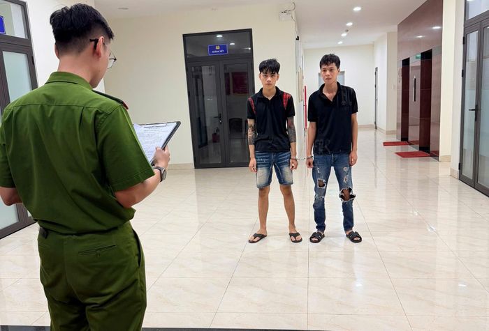 Hai đối tượng Tiến và Hiếu tại cơ quan điều tra. (Ảnh: Công an cung cấp)