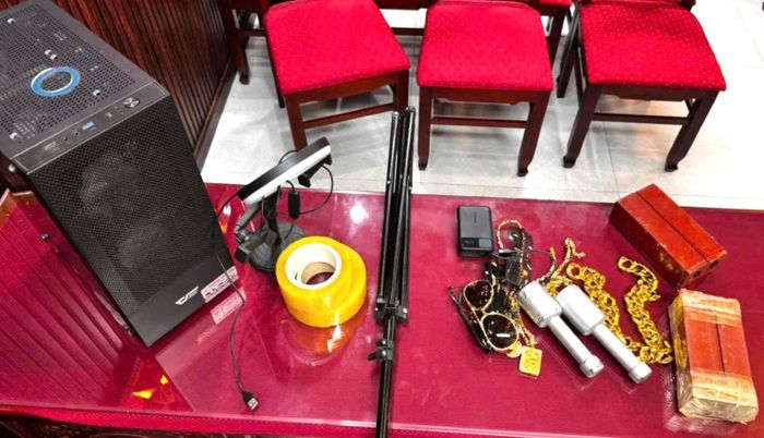 Các phương tiện, đạo cụ mà Hoàng Quốc Minh sử dụng để phục vụ livestream, thu hút người xem được công an thu giữ. (Ảnh: CATHT).