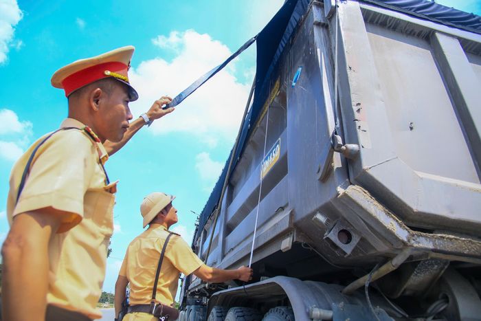 Nhiều phương tiện cơi nới thành, thùng xe để chở vật liệu xây dựng bị xử lý.