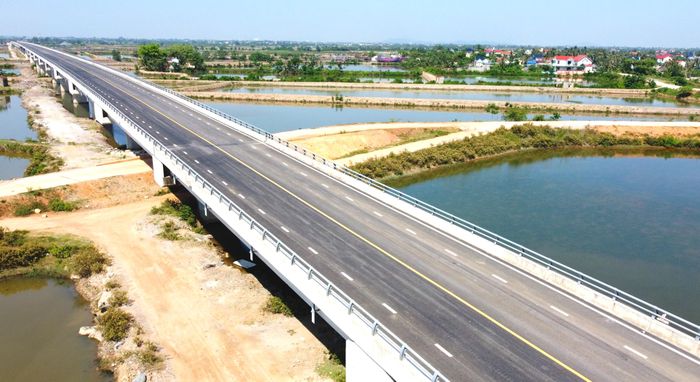 Cầu Lạch Trường thuộc gói thầu xây lắp số 6 có chiều dài 1.321m là cây cầu vượt cạn, vượt sông dài nhất tại Thanh Hóa do địa phương xây dựng. Cầu gồm 30 nhịp, dầm Super T và đúc hẫng. Trong đó, 1 liên dầm hộp 3 nhịp liên tục và 27 nhịp dẫn Super T bằng bê tông cốt thép dự ứng lực.
