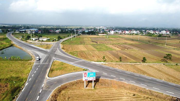 Toàn tuyến có tổng cộng 8 nút giao với các đường tỉnh, đường vào khu công nghiệp, đường liên xã. Các nút giao được thiết kế giao bằng, bán kính nhánh rẽ tối thiểu theo tiêu chuẩn cấp đường, bố trí làn chờ rẽ ≥2,5m; tổ chức giao thông bằng biển báo, sơn kẻ đường và gờ giảm tốc trên nhánh.