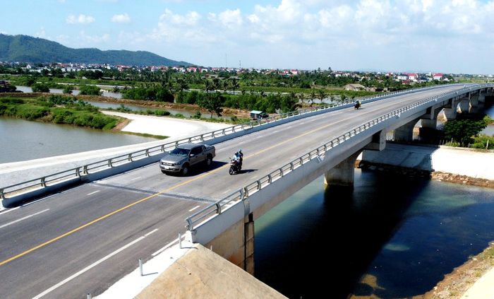 Trên toàn tuyến có bốn cầu, trong đó gồm ba cầu lớn qua sông Lèn, sông Lạch Trường, kênh De và một cầu trung qua kênh Hói Đào.