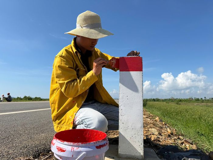 Ghi nhận thực tế cho thấy, hiện nay đối với đoạn tiếp giáp với tỉnh Ninh Bình, nhà thầu đang hoàn thiện các hạng mục an toàn giao thông như cắm cọc tiêu, sơn phản quang, kẻ vạch đường...