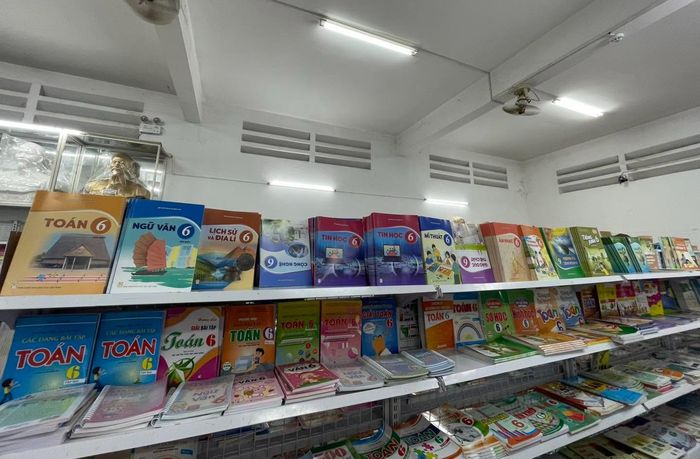 Sách giáo khoa hiện hành được bày bán tại Nhà sách giáo dục.