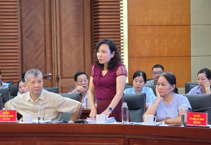 Các tổ chức, cá nhân thuê nhà, đất trình bày kiến nghị tại hội nghị.