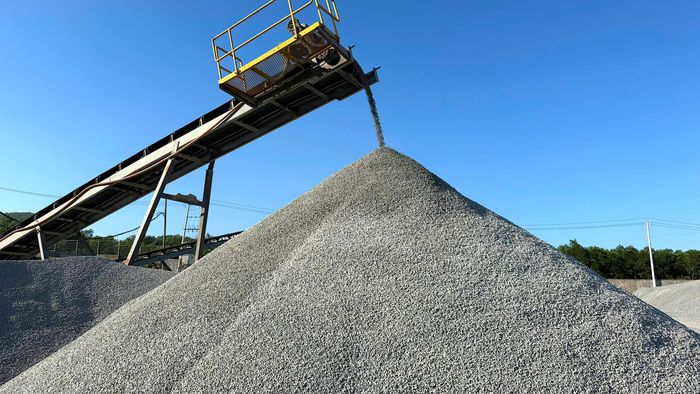 Hiện nay, Quảng Ngãi đang rà soát và hỗ trợ thủ tục nâng công suất khai thác năm 2026 đối với nhóm mỏ đủ điều kiện để cấp cho các công trình, dự án đầu tư công tương tự mỏ An Hội và Vạn Lý. Đồng thời, các chủ đầu tư dự án ngân sách và UBND cấp xã trên địa bàn đang tiếp tục thống kê nhu cầu đá, tính toán cự ly phù hợp và đề xuất Sở Công thương tổng hợp, trình UBND tỉnh bổ sung vào danh mục, giải bài toán vật liệu cho các công trình.