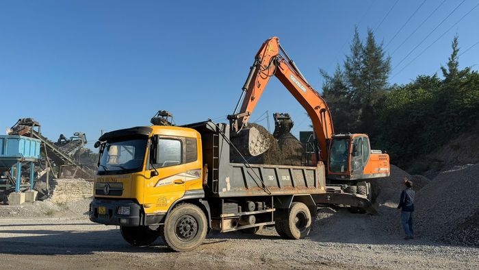 Giá đá cấp phối các loại hiện được mỏ bán ra quanh ngưỡng từ 220.000-260.000 đồng/m3, đá 1x2 khoảng 350.000 đồng/m3. Theo các nhà thầu, giá như trên đã "mềm" hơn rất nhiều so với thị trường thời điểm cách đây một tuần, trong khi cần là có ngay, không phải chờ đợi hay xếp hàng.
