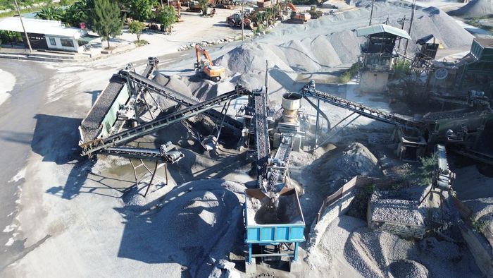 Đại diện chủ mỏ cho biết, ngay khi được UBND tỉnh Quảng Ngãi cho phép nâng công suất, mỏ đã tổ chức khai thác trở lại và phối hợp với chủ đầu tư, nhà thầu để cung cấp đá cho các công trình có trong phụ lục kèm theo giấy phép điều chỉnh.