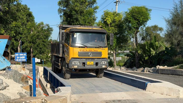 Sau khi mỏ được nâng công suất, các nhà thầu thi công đã nhanh chóng đưa xe đến để mua đá. Việc cấp - nhận được kiểm soát chặt thông qua cân tải trọng, hệ thống camera giám sát và phiếu xác nhận. Nhà thầu mua đá phải có xác nhận của chủ đầu tư, đăng ký biển số từng xe và khối lượng của từng công trình.