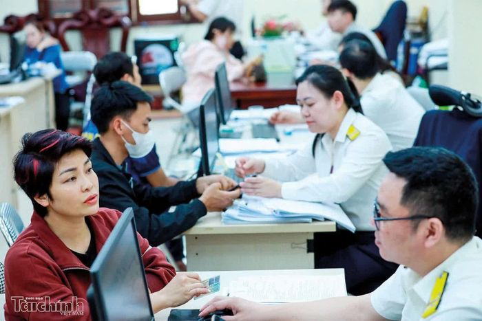 Công chức Thuế tỉnh Bắc Ninh hướng dẫn thủ tục cho các hộ kinh doanh trên địa bàn. Ảnh: Đức Thanh