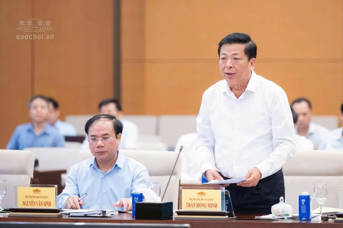 Bộ trưởng Bộ Xây dựng Trần Hồng Minh trình bày tại phiên họp.