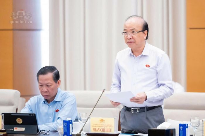 Chủ nhiệm Ủy ban Pháp luật và Tư pháp Phan Chí Hiếu trình bày báo cáo thẩm tra.