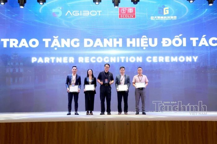 Trao chứng nhận đại lý cấp 1 AGIBOT cho các đối tác phân phối đầu tiên tại Việt Nam. Ảnh: Đức Minh
