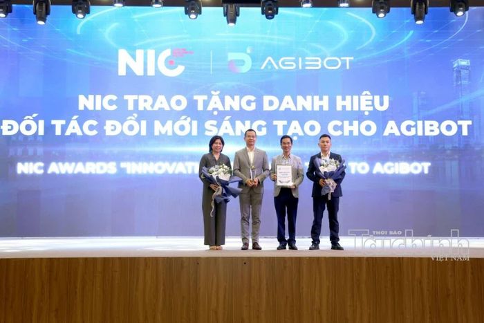NIC trao tặng danh hiệu đối tác đổi mới sáng tạo cho AGIBOT. Ảnh: Đức Minh