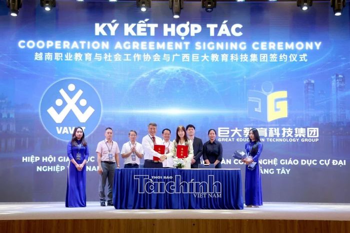 Lễ ký giữa Tập đoàn Công nghệ Giáo dục Cự đại Quảng Tây với Hiệp Hội giáo dục Nghề nghiệp Việt Nam.