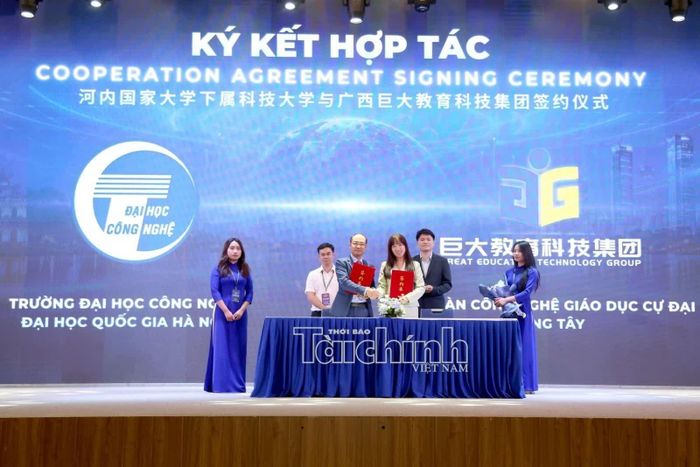 Lễ ký giữa Tập đoàn Công nghệ Giáo dục Cự đại Quảng Tây Trường Đại học Công nghệ, Đại học Quốc gia Hà Nội.