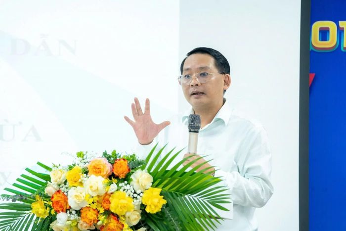 Phó Cục trưởng Cục Quản lý, giám sát kế toán, kiểm toán (Bộ Tài chính) Trịnh Đức Vinh trình bày các nội dung cơ bản sửa đổi trong dự thảo Thông tư thay thế Thông tư 133. Ảnh: Ngô Hạnh