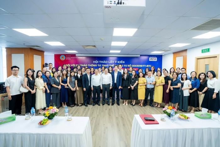 Các đại biểu tham gia hội thảo chụp hình lưu niệm. Ảnh: Ngô Hạnh