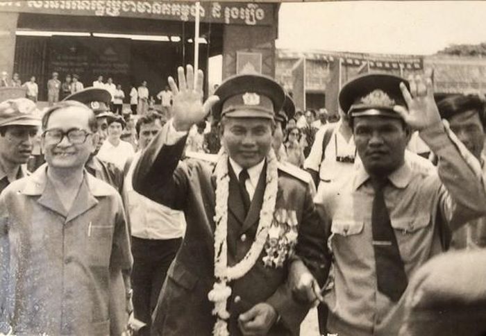 Thiếu tướng Huỳnh Hữu Anh (giữa) tại lễ rút quân của Quân tình nguyện Việt Nam tại Campuchia, năm 1989. Ảnh chụp lại ( Báo QĐND ) ↵