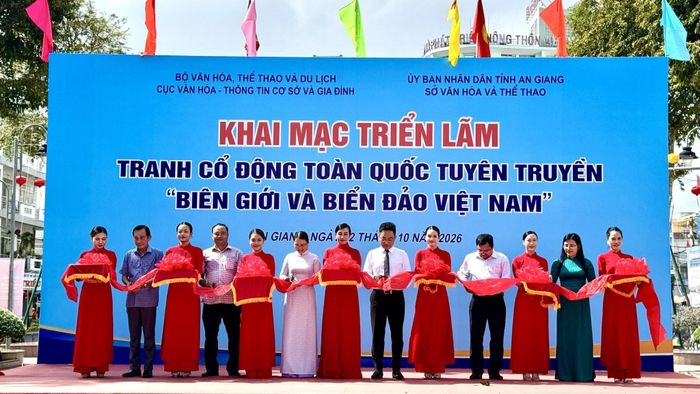 Các đại biểu cắt băng khai mạc triển lãm