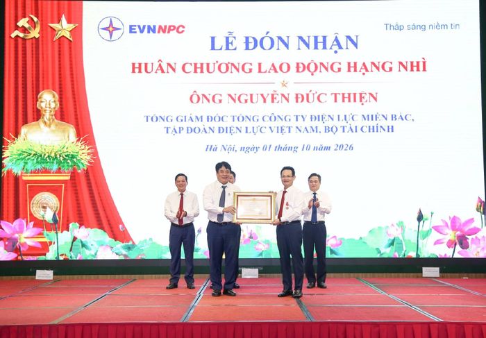 Tổng Giám đốc EVNNPC Nguyễn Đức Thiện đón nhận Huân chương Lao động hạng Nhì. Ảnh: EVNNPC.