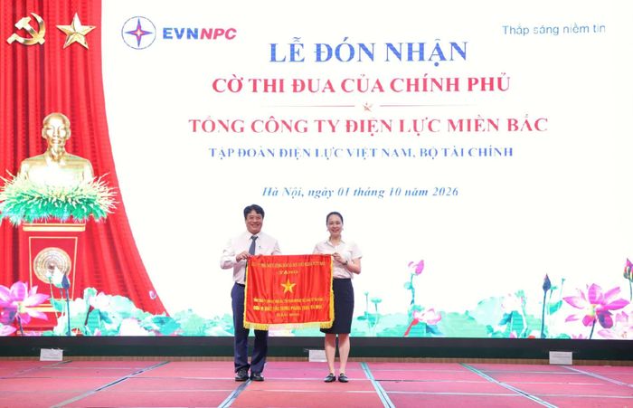 Thừa ủy quyền của Thủ tướng Chính phủ, Tổng Giám đốc EVN Nguyễn Anh Tuấn trao Cờ thi đua của Chính phủ cho Tổng công ty Điện lực miền Bắc. Ảnh: EVNNPC.