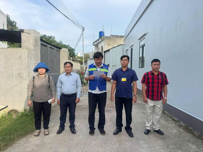 Lực lượng chức năng thực hiện nhiệm vụ cưỡng chế các trường hợp vi phạm.