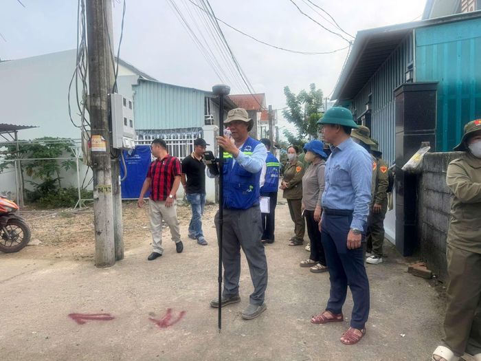 Lực lượng chức năng tiến hành đo đạc để cưỡng chế vi phạm.