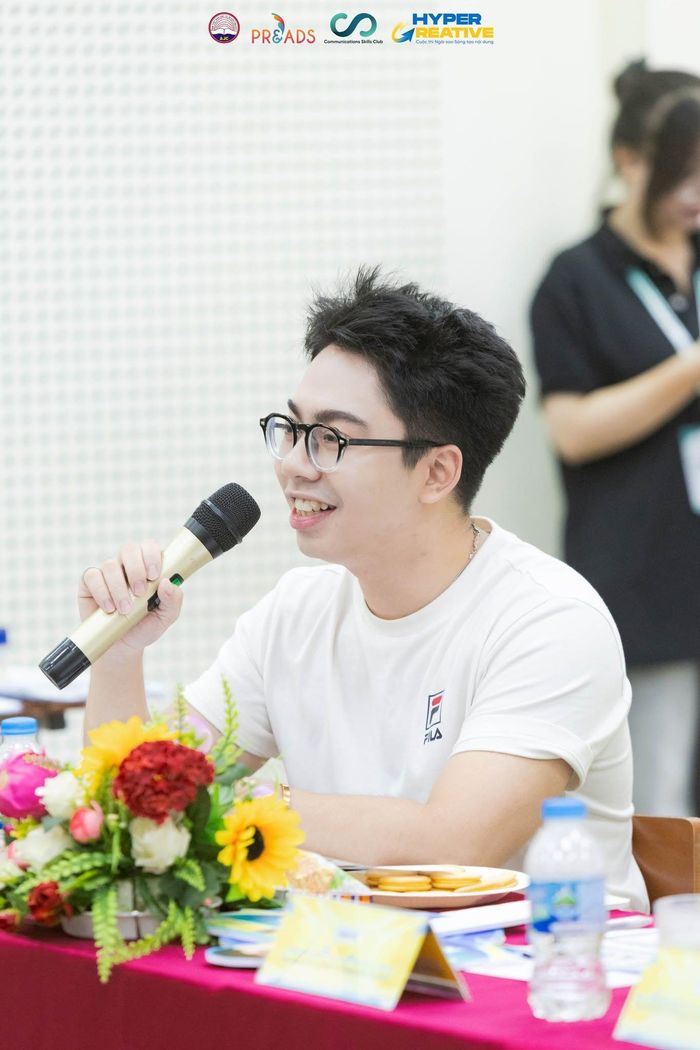 Các Mentor trực tiếp phân tích ý tưởng, đặt vấn đề và gợi mở hướng triển khai để các đội hoàn thiện phần thể hiện. 