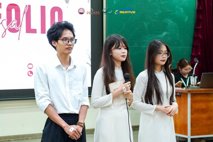 Hai đội thi Bún Riêu Cua và GLOW PUP lắng nghe những góp ý từ Mentor Tô Minh Chí về cách khai thác và phát triển màu sắc riêng cho dự án.