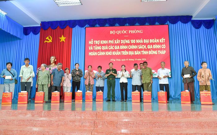 Đại tướng Nguyễn Tân Cương tặng quà gia đình chính sách, gia đình có hoàn cảnh khó khăn. Ảnh: Hữu Tài