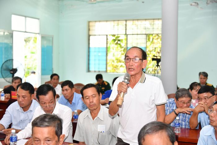 Cử tri xã Tân Hòa phát biểu tại hội nghị. Ảnh: Hữu Tài