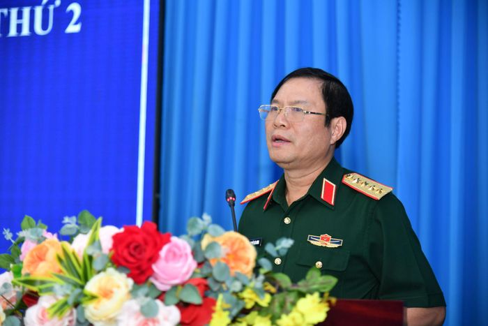 Đại tướng Nguyễn Tân Cương giải đáp thắc của cử tri. Ảnh: Hữu Tài