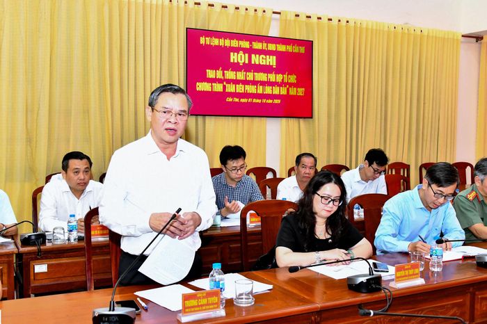 Chủ tịch UBND TP. Cần Thơ Trương Cảnh Tuyên phát biểu tại hội nghị. Ảnh: Văn Long