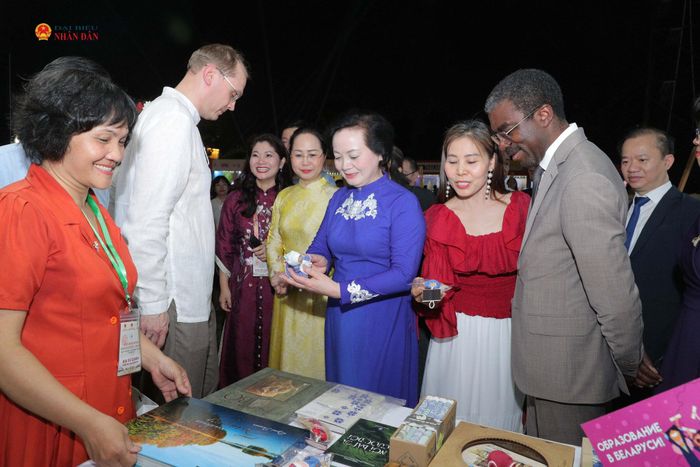 Phó Thủ tướng Phạm Thị Thanh Trà và các đại biểu tham quan gian hàng các nước