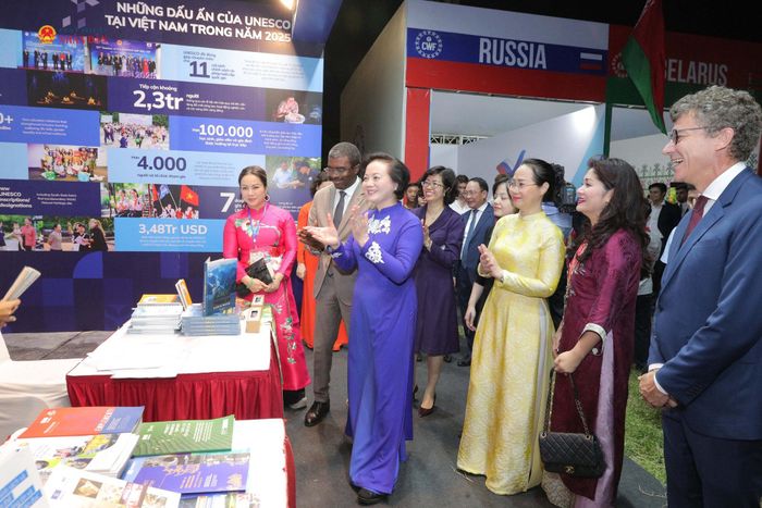 Phó Thủ tướng Phạm Thị Thanh Trà và các đại biểu tham quan gian hàng UNESCO tại Lễ hội
