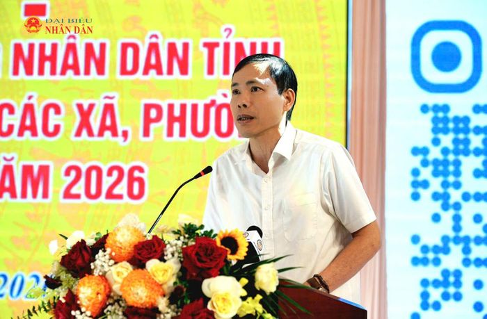 Chánh Văn phòng Đoàn ĐBQH và HĐND tỉnh Hưng Yên Nguyễn Anh Hào giải đáp một số nội dung liên quan đến việc triển khai trang thiết bị chuyên dụng cho HĐND các xã, phường 4 phần mềm của Quốc hội thời gian sắp tới. Ảnh: Nguyễn Ánh