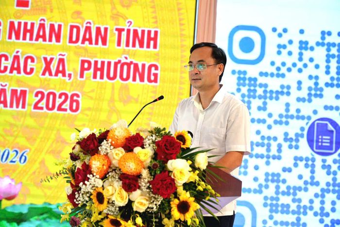 Đại diện Sở Nội vụ Hưng Yên làm rõ một số nội dung đại biểu kiến nghị thuộc thẩm quyền. Ảnh: Nguyễn Ánh