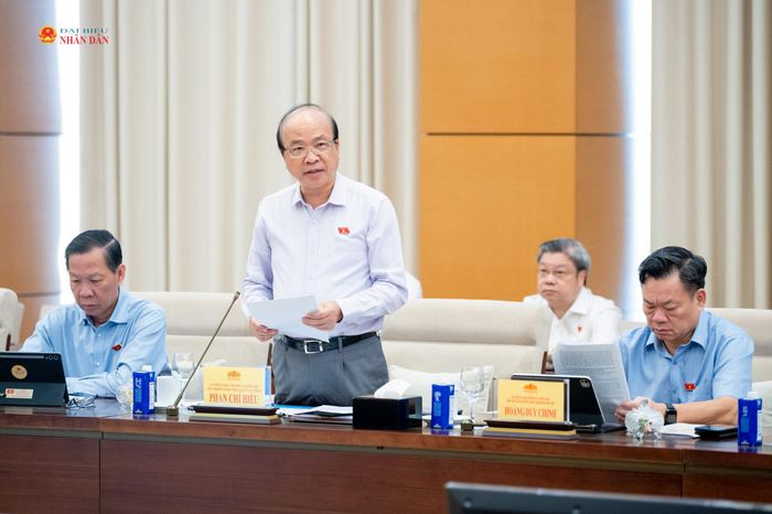 Chủ nhiệm Ủy ban Pháp luật và Tư pháp Phan Chí Hiếu trình bày tóm tắt báo cáo thẩm tra dự án Luật Nhà ở (sửa đổi)