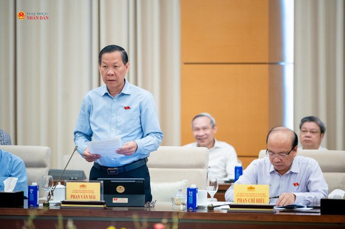 Chủ nhiệm Ủy ban Kinh tế và Tài chính Phan Văn Mãi trình bày tóm tắt báo cáo thẩm tra dự án Luật Kinh doanh bất động sản (sửa đổi)