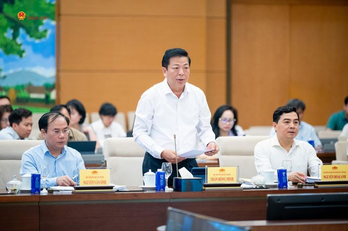 Bộ trưởng Bộ Xây dựng Trần Hồng Minh trình bày Tờ trình dự án Luật Nhà ở (sửa đổi), dự án Luật Kinh doanh bất động sản (sửa đổi)