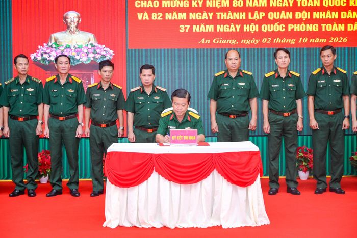 Đại tá Nguyễn Việt Thắng, Phó Bí thư Thường trực Đảng ủy, Chính ủy Bộ CHQS tỉnh An Giang ký xác nhận thi đua. Ảnh: Phương Vũ