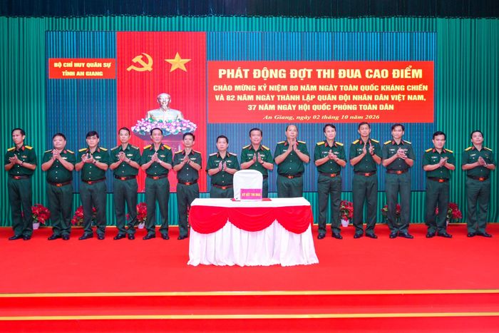 Thủ trưởng 3 cơ quan Bộ CHQS tỉnh, Ban Chỉ huy Bộ đội Biên phòng tỉnh và các Trung đoàn 892, 893, 44, 45 ký kết giao ước thi đua. Ảnh: Phương Vũ